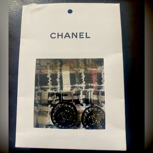 Chanel Buttons with tweed material swatch. - Picture 1 of 7